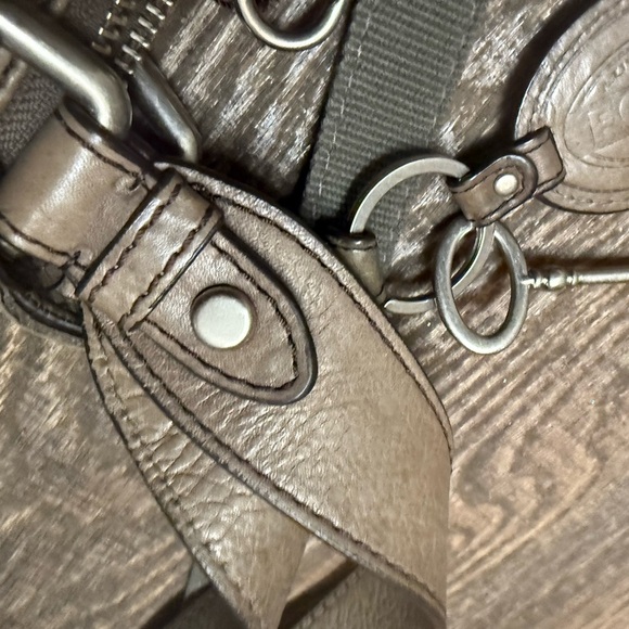 Fossil mint near new condition large Gray Leather Shoulder Bag/crossbody KEY - Picture 6 of 16